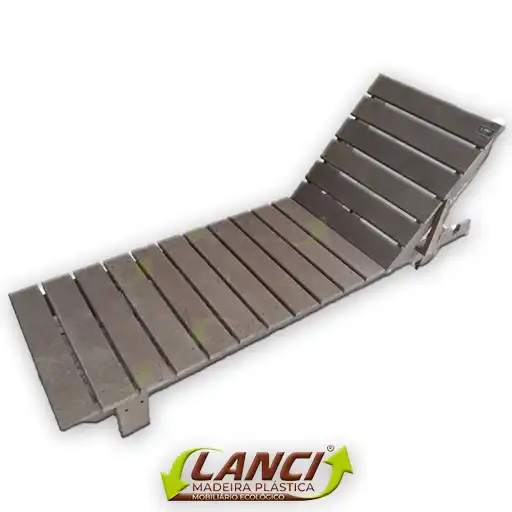 Conjunto de cadeiras de madeira para áreas externas