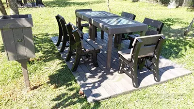 Instalação de mesa e cadeira para áreas externas