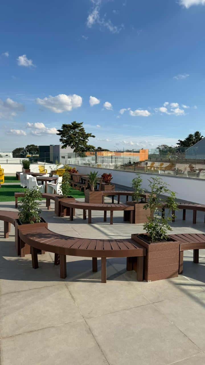 Mesas e bancos em madeira plástica instalados no Colégio Salgueiro, em São Paulo